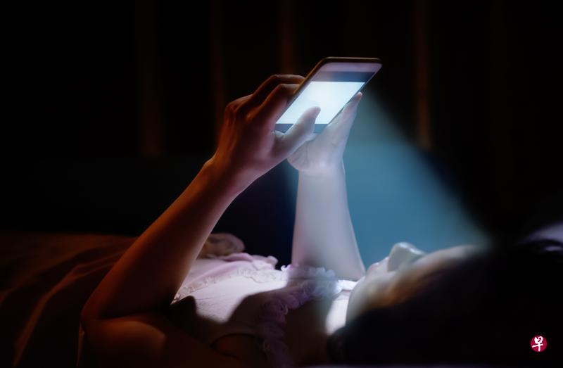 Blue Light And Skin Damage: It’s More Harmful Than You Can Imagine